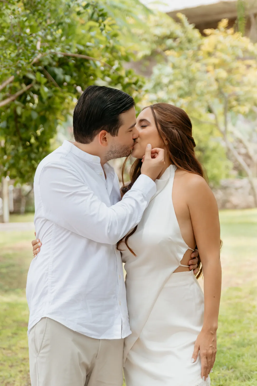 Andrés besa a Valeria en el jardín