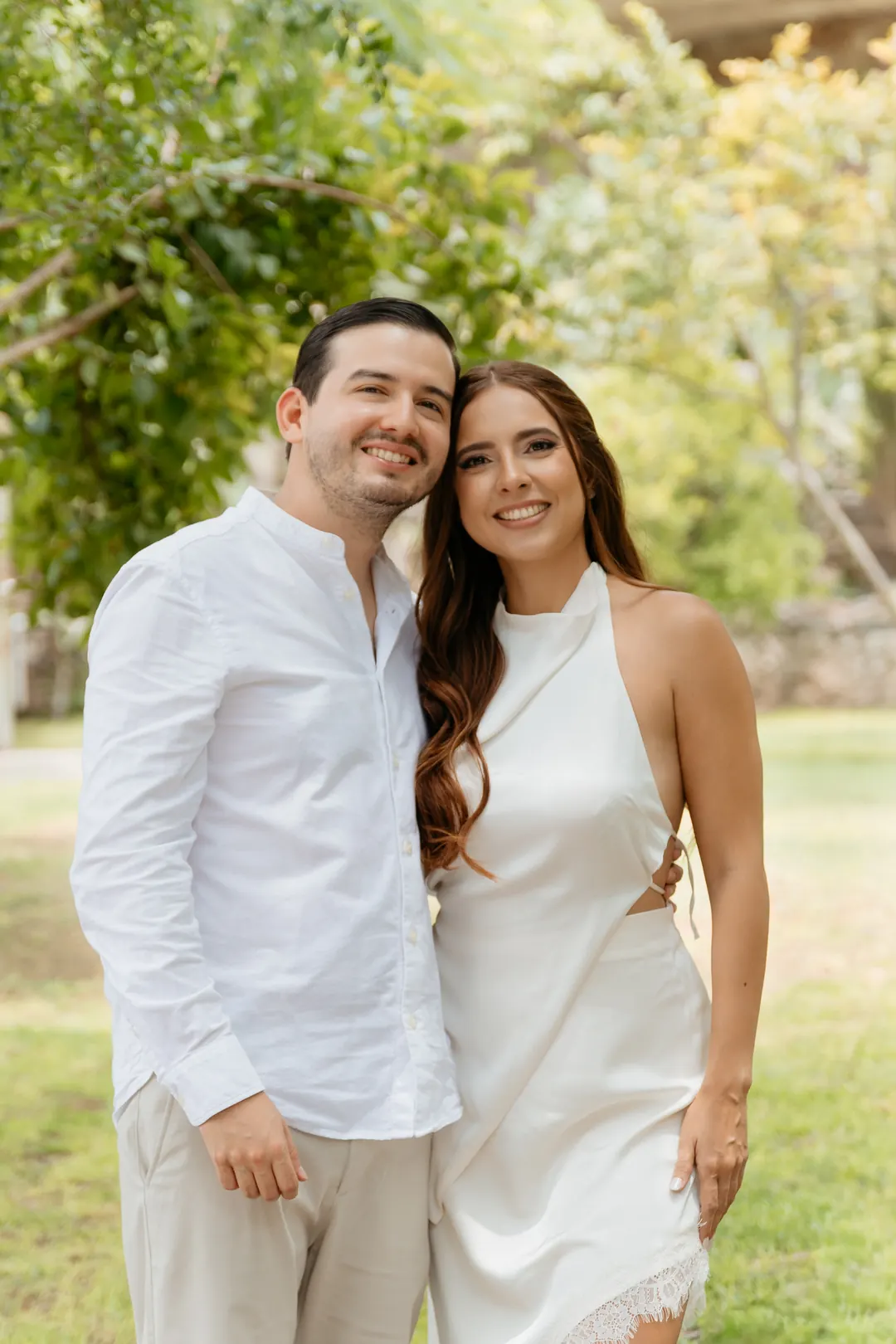 Valeria y Andrés sonriendo juntos en el jardín