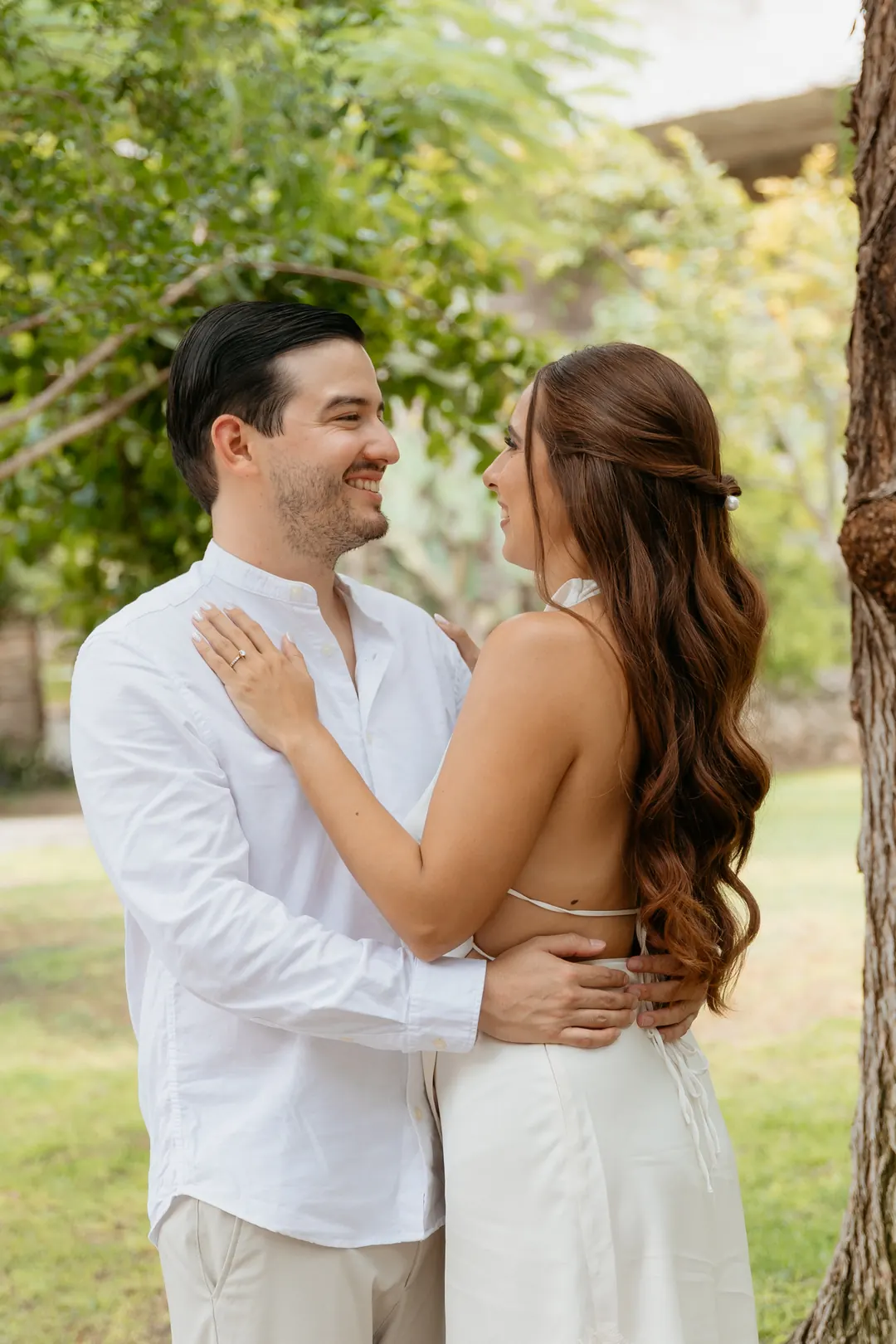 Andrés y Valeria abrazados bajo los árboles