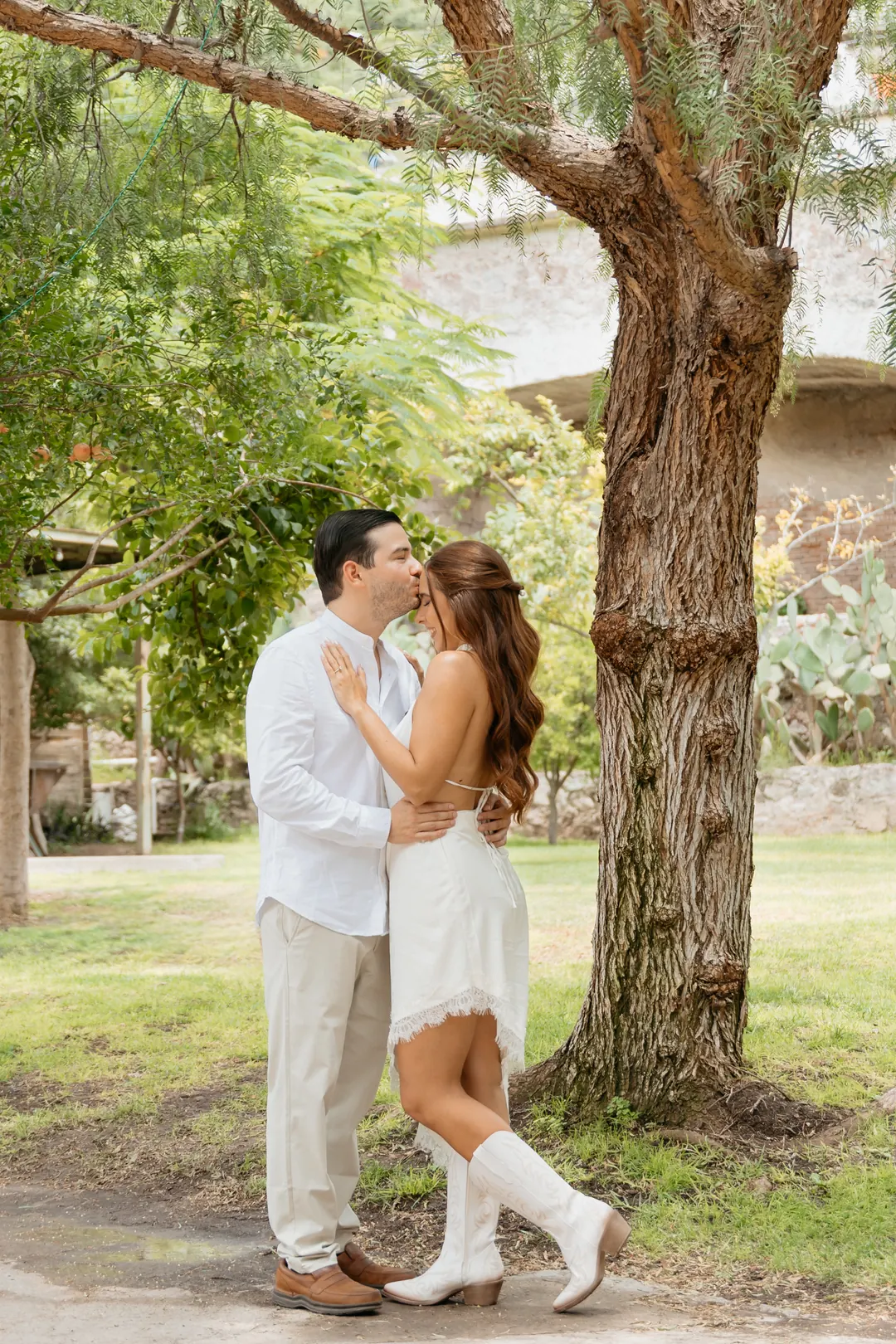 Valeria y Andrés junto a un gran árbol