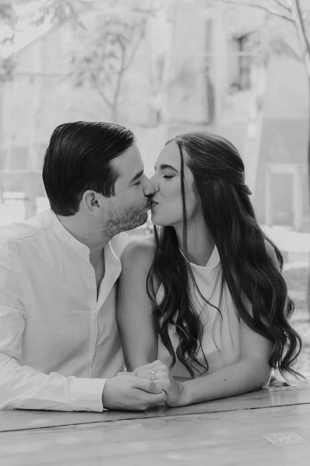 Valeria y Andrés besándose, en blanco y negro